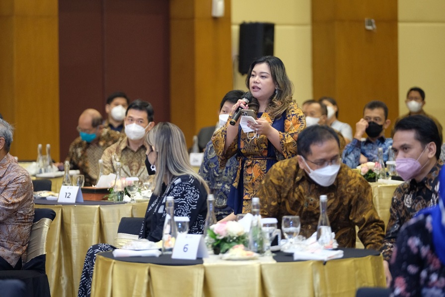 Peserta bertanya dalam sesi diskusi