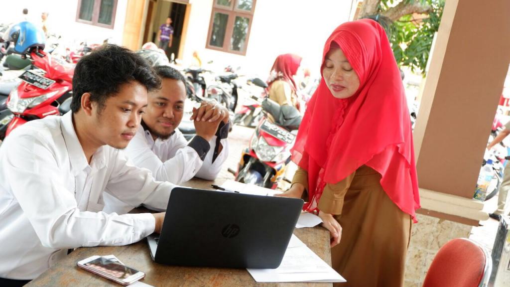 Petugas Melayani Wajib Pajak Berkonsultasi