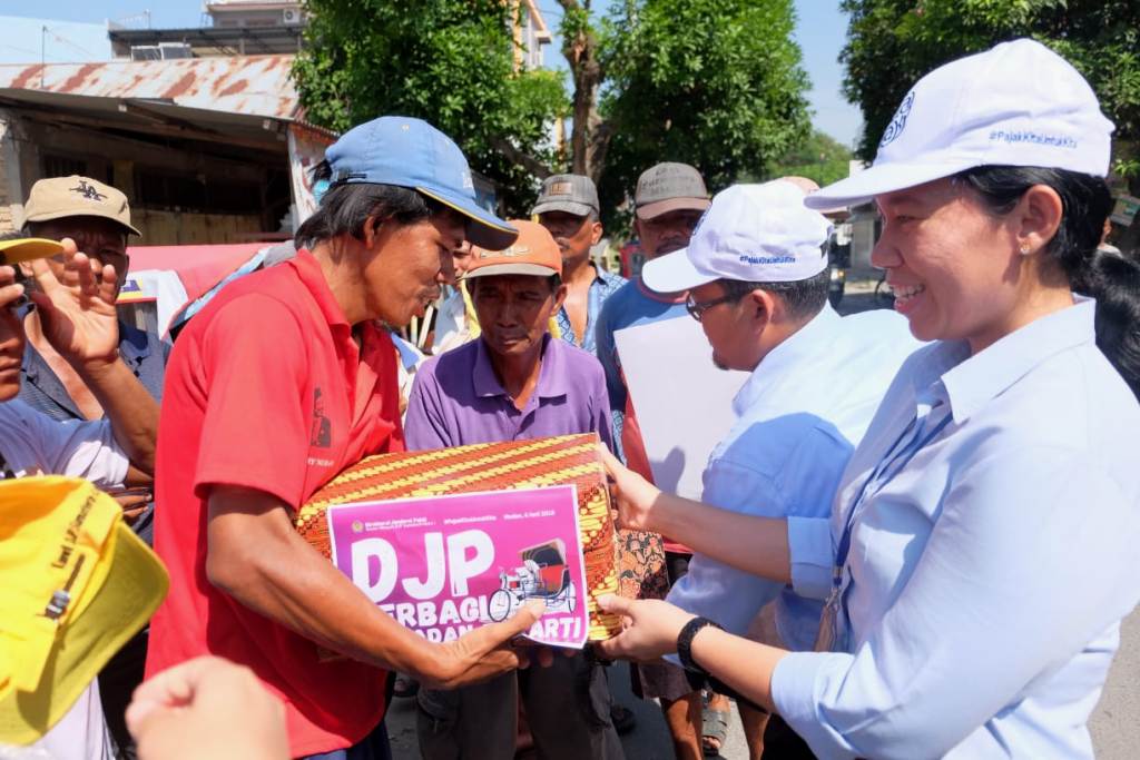 Penyerahan bingkisan Ramadan kepada para pengayuh becak