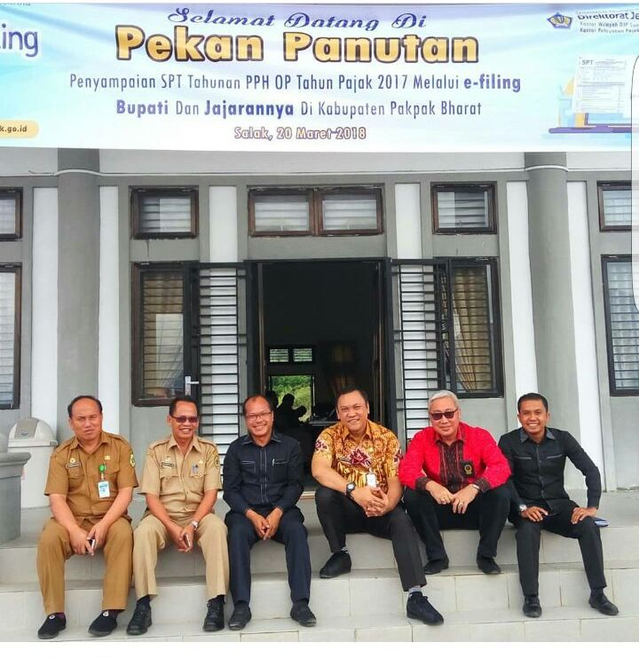 Acara Pekan Panutan Pajak Tahun 2018 di Aula BKD Pakpak Bharat dan dihadiri oleh Bupati Pakpak Bharat Remigo Yolando Berutu yang muda, smart dna humble didampingi Sekdakab, unsur muspida dan jajarannya saat berfoto bersama Kepala KPP Pratama Kabanjahe Iskandar Zulkarnain di depan pintu masuk