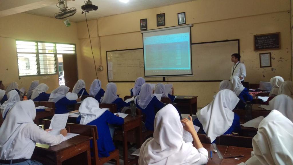 Afrizal, Tim Penyuluh Kanwil DJP Jateng II memberikan materi Koreksi Fiskal kepada siswa kelas 12 Akuntansi 1