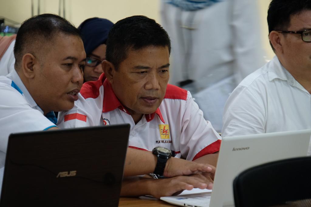 Peserta antusias dan saling bantu untuk melapor paajk secara e-Filing
