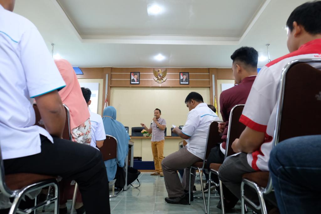 Edukasi yang diadakan di aula kantor PLN dihadiri setidaknya 50 pegawai
