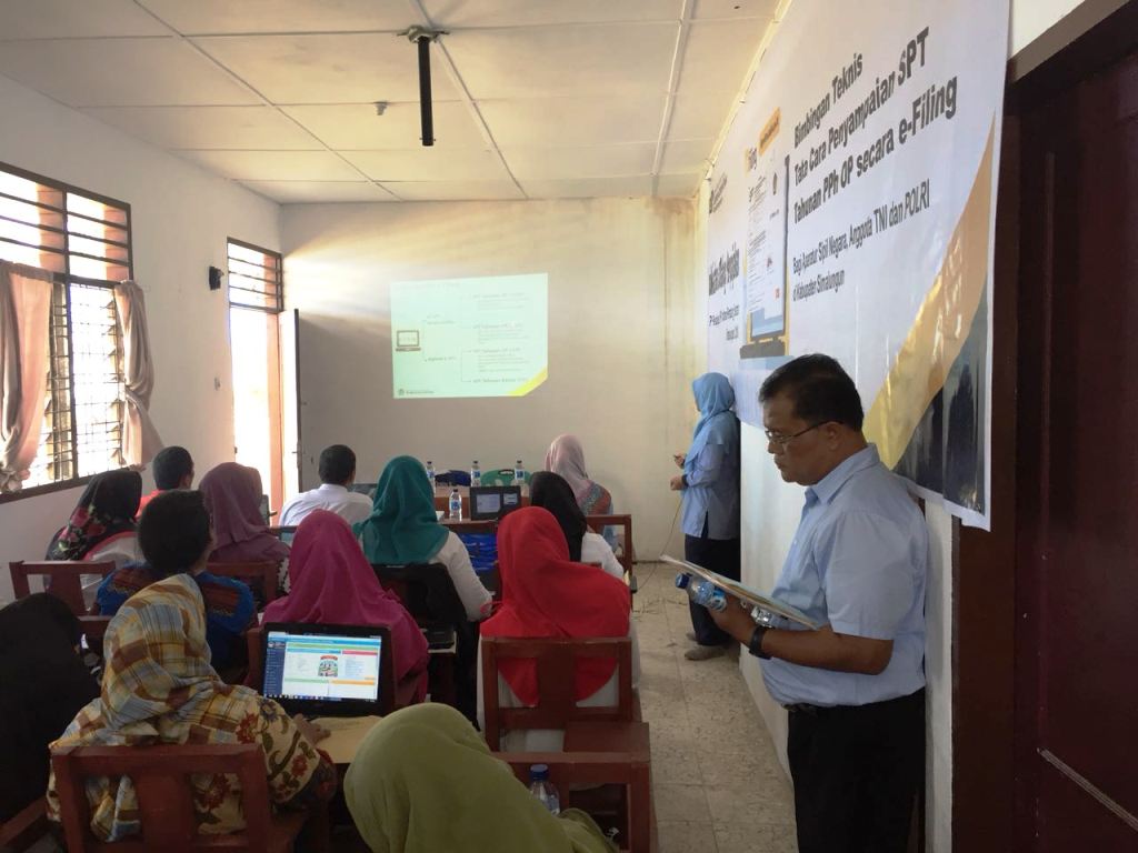Paparan materi oleh Tim Penyuluh Kanwil DJP Sumut II terkait e-Filing