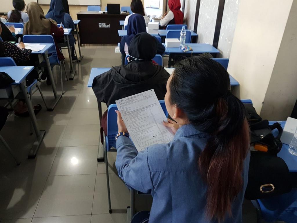 Mahasiswi STIE Madani memperhatikan paparan narasumber