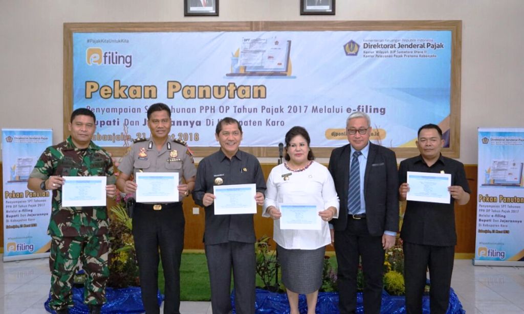 Foto bersama Bupati dan Wakil Bupati Karo Terkelin Brahmana dan Corry Sebayang dan sejumlah Pejabat Unsur Muspida Kabupaten Karo bersama Kepala KPP Pratama Kabanjahe usai acara digelar