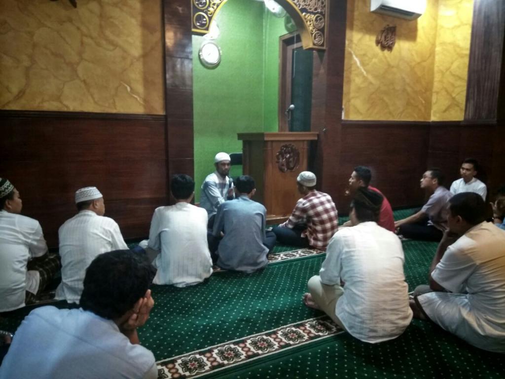 “Jika melihat gerhana, maka dirikan salat, lakukan dzikir, dan perbanyak sedekah,” kata ustadz Hidayat dalam khotbahnya.