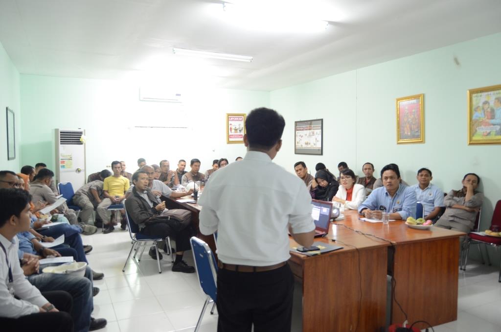 Seluruh peserta memperhatikan pemateri dengan seksama