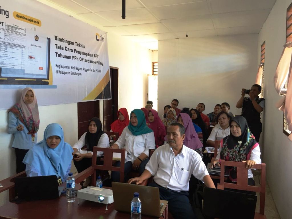 Para peserta bimtek tampak serius mendengarkan paparan