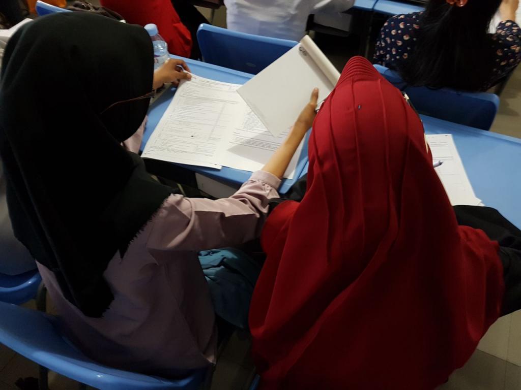 Dua mahasiswi STIE Madani sedang berdiskusi SPT Tahunan