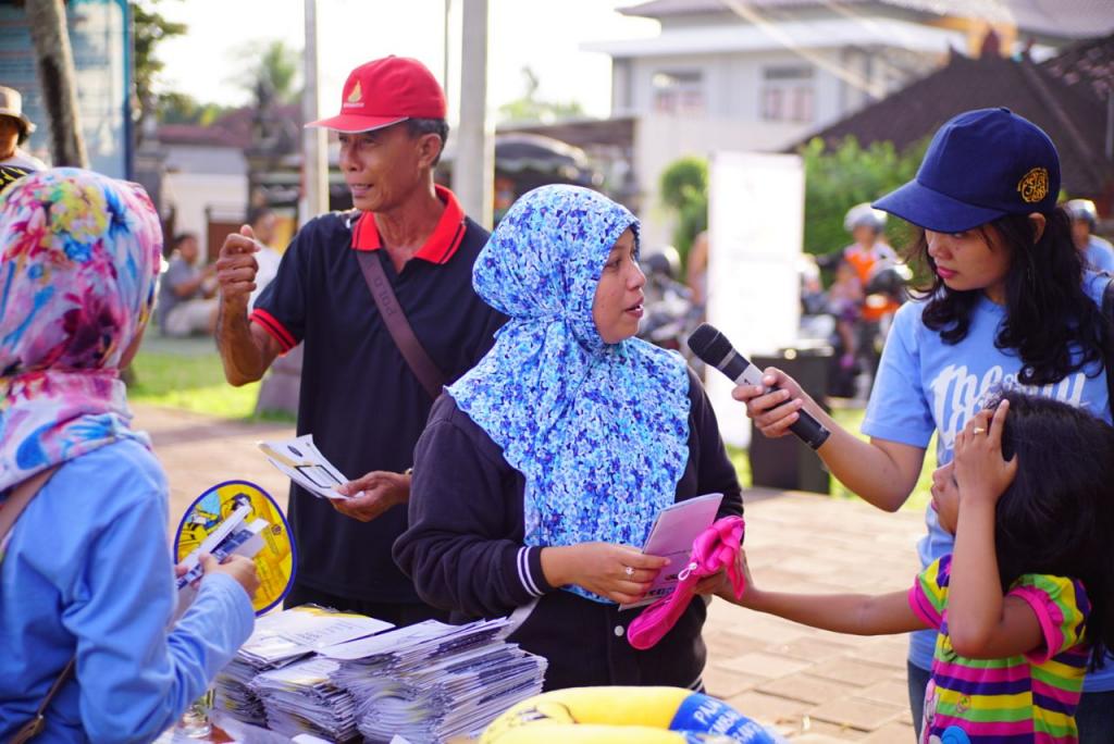Seorang warga tertarik datangi booth e-Filing
