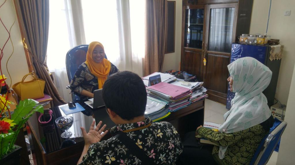 Anggota tim pengamanan penerimaan KPP Pratama Baubau berbincang dengan perwakilan BPKAD Baubau