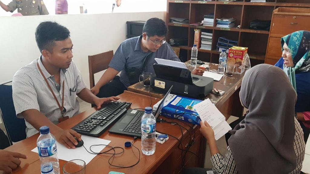 Perwakilan tim pengamanan penerimaan KPP Pratama Baubau di BPKAD Buton