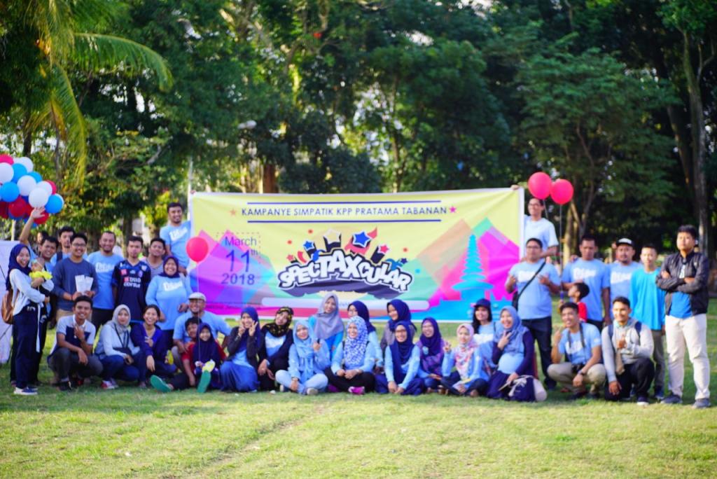 Panitia SpexTAXcular KPP Tabanan berfoto bersama