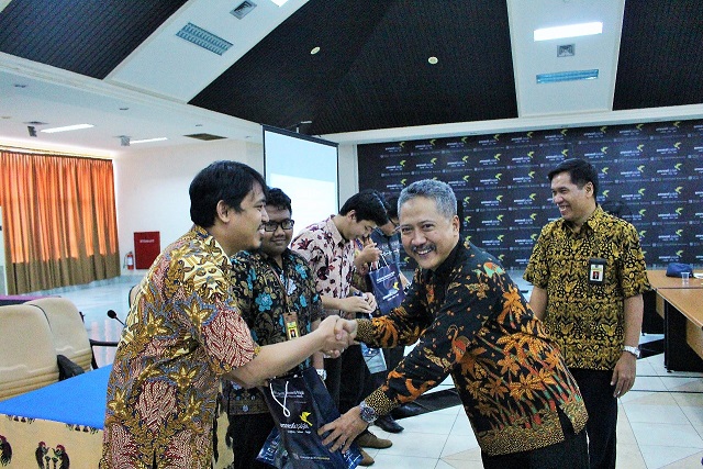 Pemberian penghargaan bagi peraih nilai tes tertinggi di Bimtek Forensik 2018