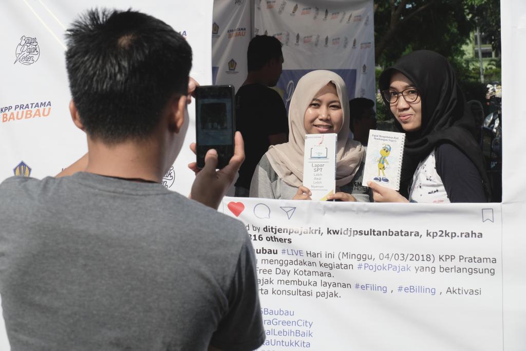 Pemenang lomba foto ketika mengabadikan momen di pojok pajak KPP Pratama Baubau
