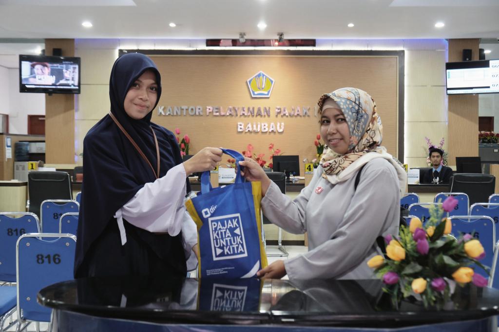 Petugas memberikan souvenir kepada pemenang lomba foto