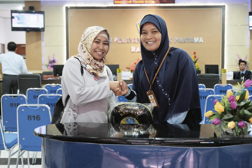 Petugas memberikan souvenir kepada pemenang lomba foto