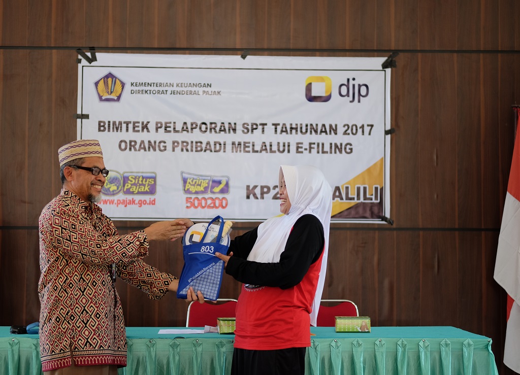 Penyerahan Cinderamata kepada Camat Tomoni oleh Kepala KP2KP Malili