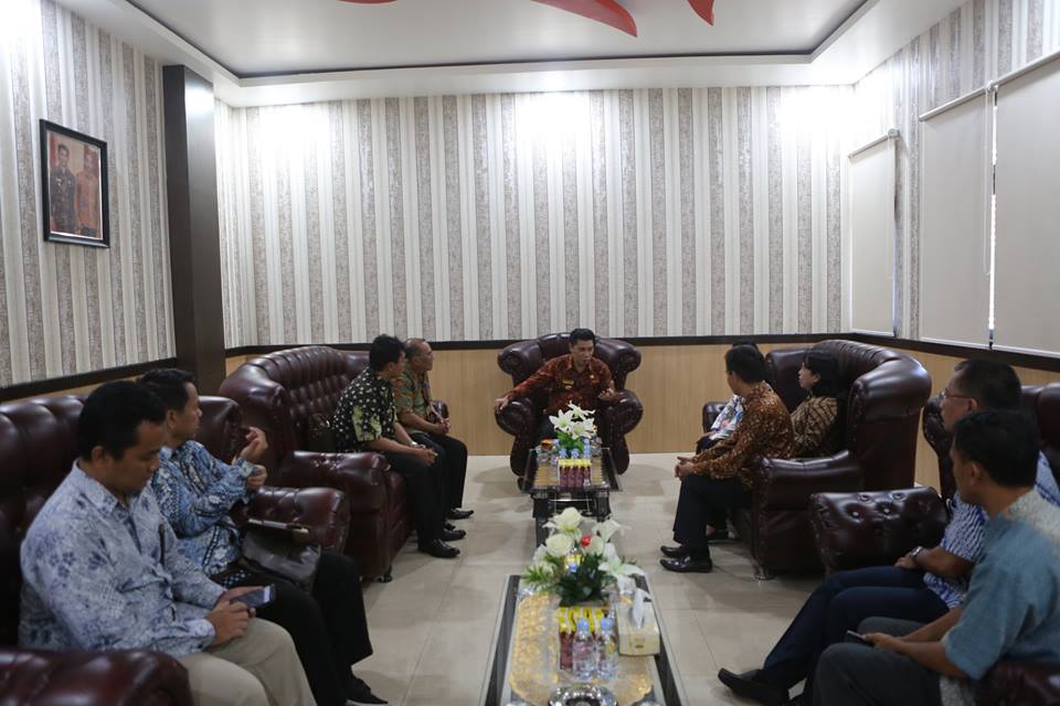 Rombongan Kanwil DJP Sulutenggomalut disambut oleh Bupati Halbar