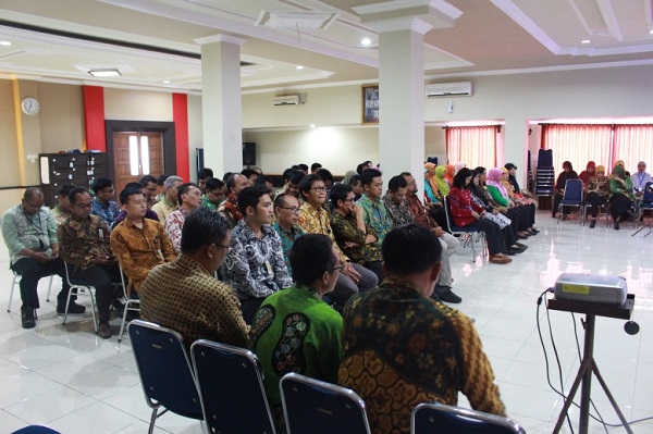 Para pegawai mendengarkan sambutan dari Kepala Kanwil Jateng II, Rida Handanu