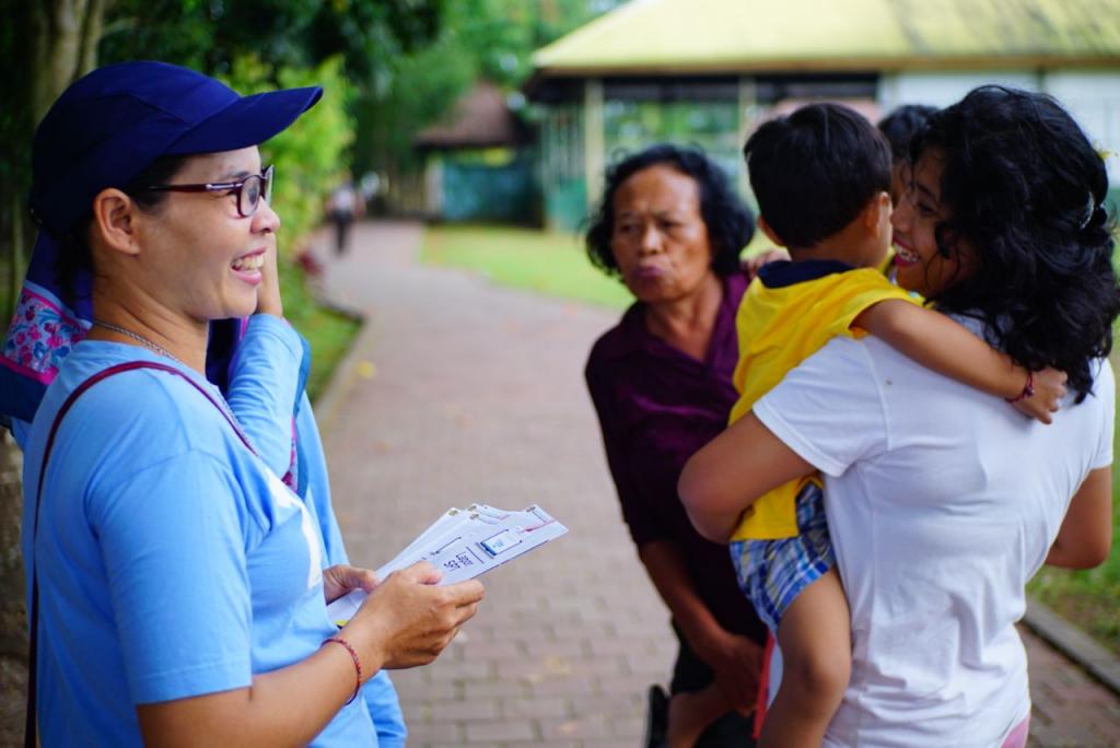 Pegawai membagikan pamflet e-Filing