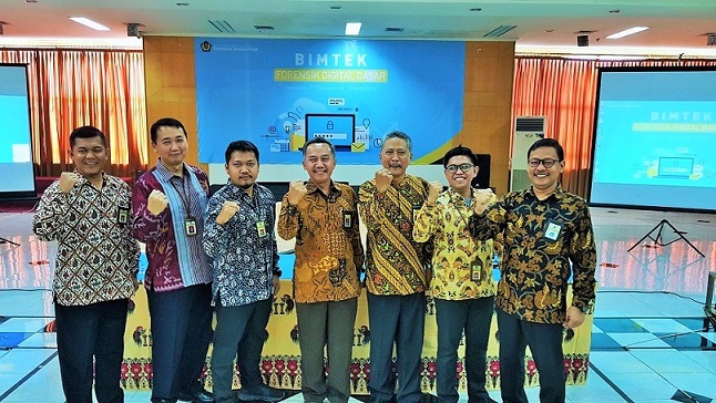 Kakanwil DJP Papua dan Maluku berfoto bersama para narasumber dari Direktorat Penegakan Hukum