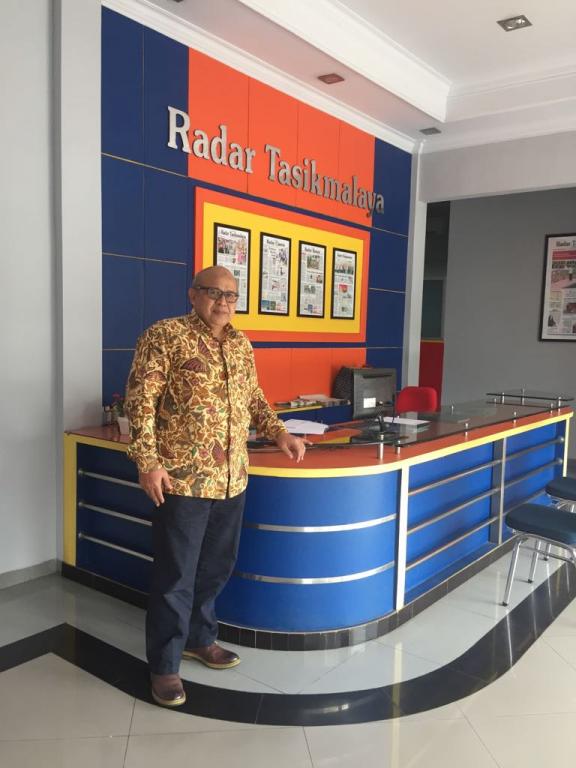 Erry S. Dipawinangun berfoto di depan lobby Radar TV
