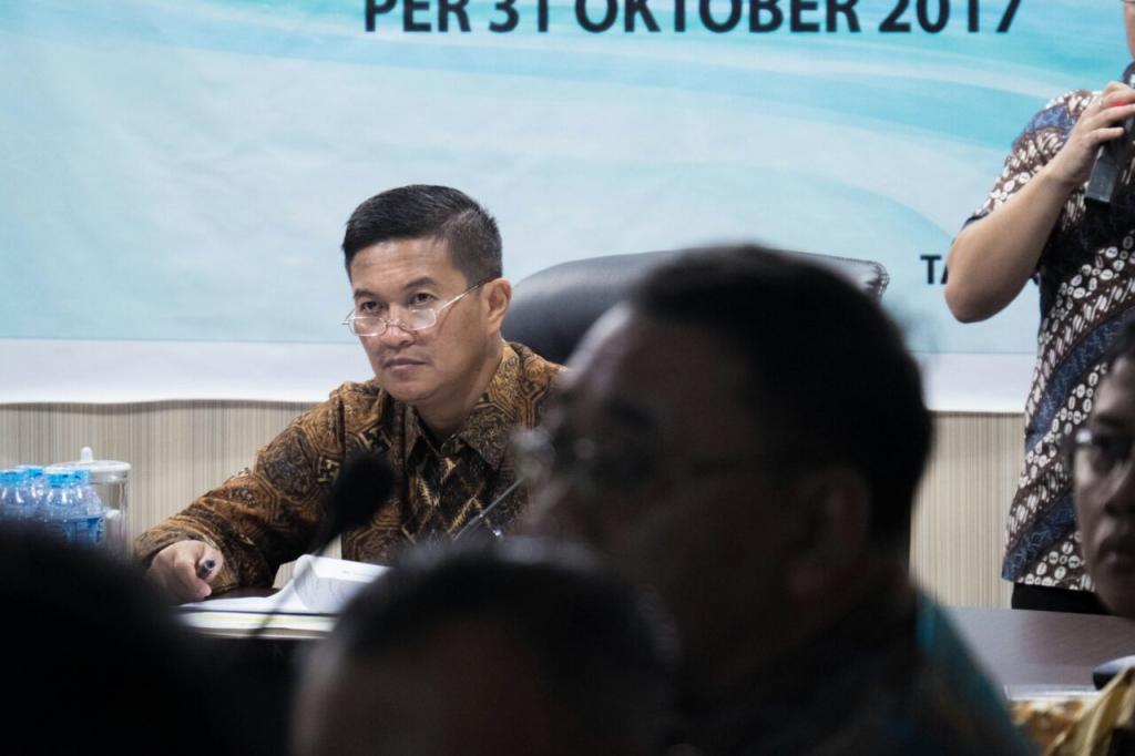 Kepala KPP Pratama Tanjung Redeb, Immanuel Ambarita menyimak paparan Kepala Seksi Pengawasan dan Konsultasi IV.