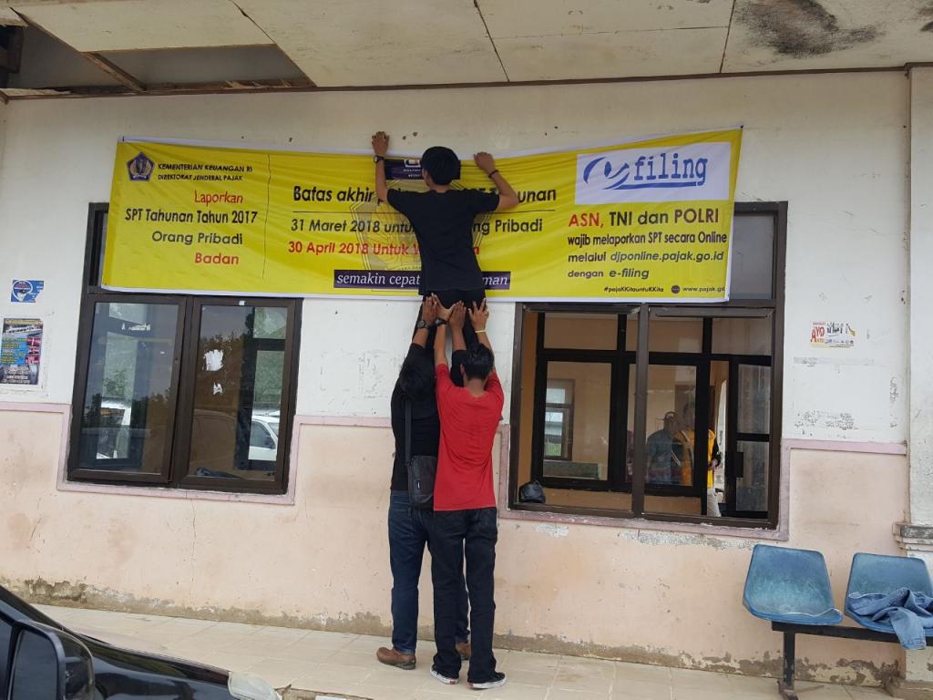 Proses Pemasangan Spanduk di Dermaga Bambangan