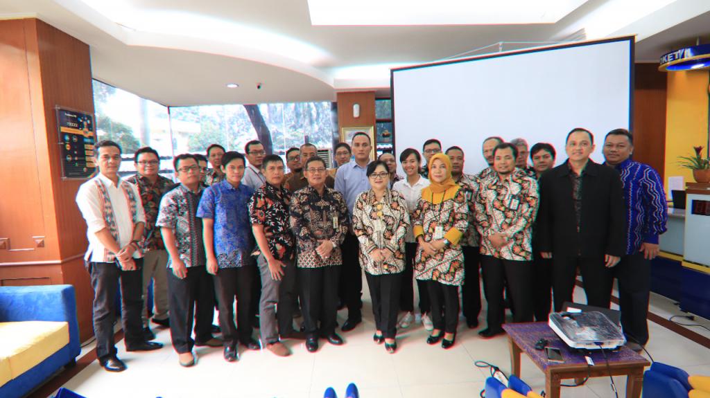 Para pegawai KPP PMA Enam beserta perwakilan wajib pajak