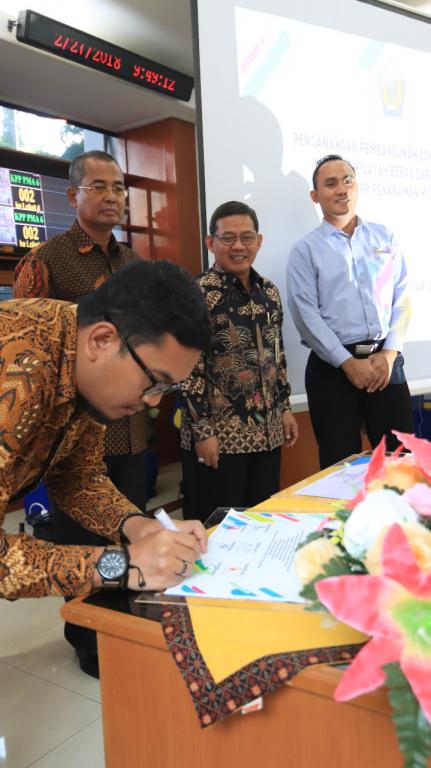 Penandatanganan Pakta Integritas oleh wajib pajak sebagai bentuk partisipasi pembangunan Zona Integritas