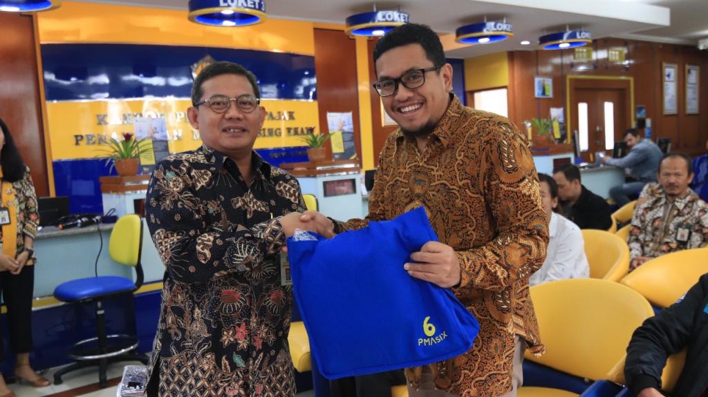 Kepala Kantor memberikan souvenir kepada wajib pajak