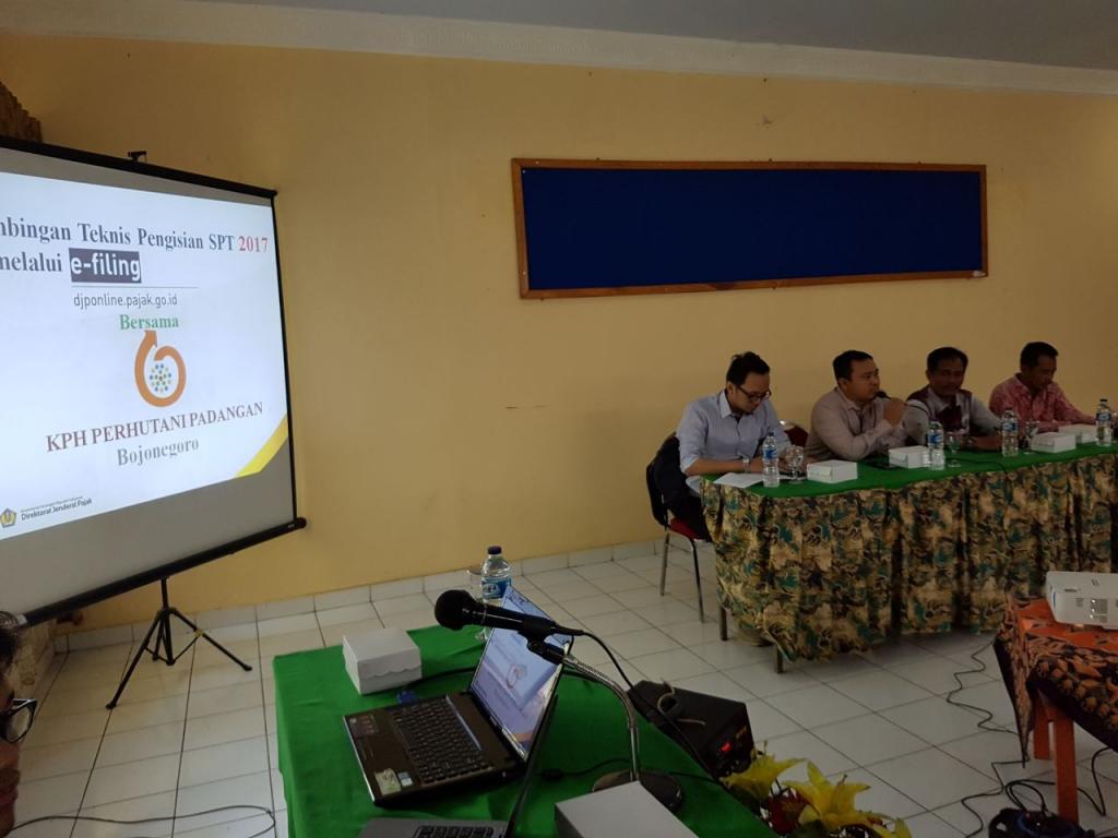 Tim KPP Pratama Bojonegoro menyampaikan materi dan simulasi pengisian efiling