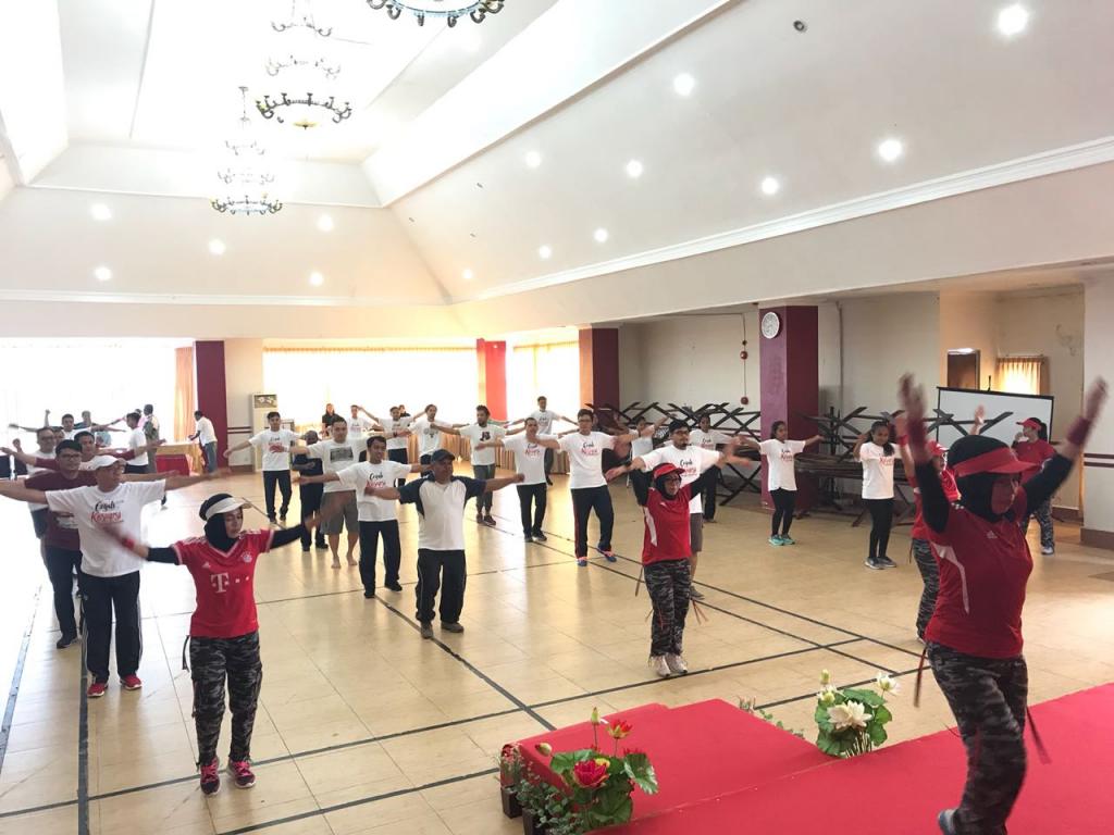 Para Pegawai Mengkuti Senam Pagi dengan Gembira