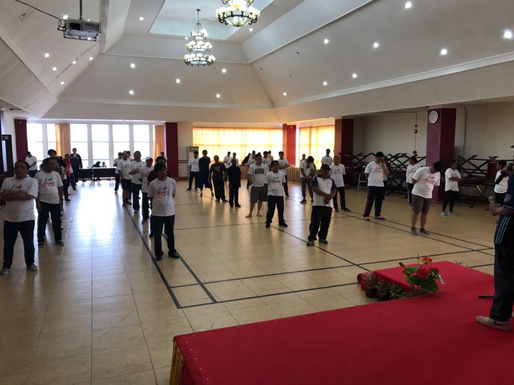 Para Pegawai KPP Pratama Timika Mendengarkan Motivasi dari Plt. Kepala KPP Pratama Timika