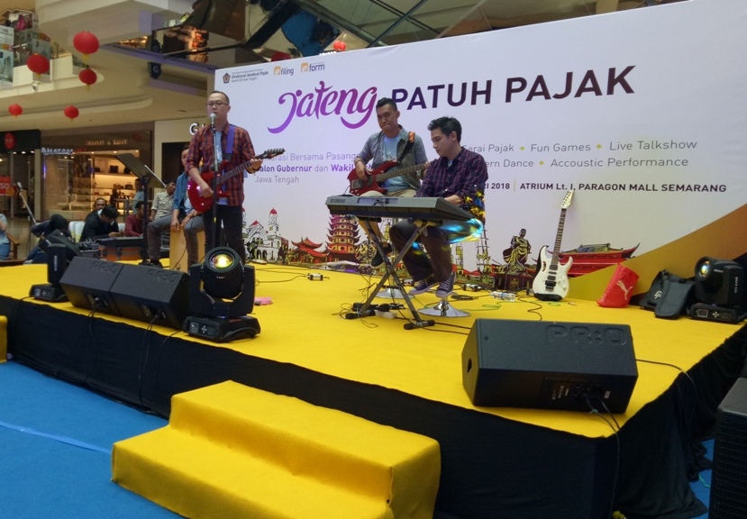 KPP di lingkungan Kanwil DJP Jateng I menghibur pengunjung mall dengan Band andalan masing-masing.