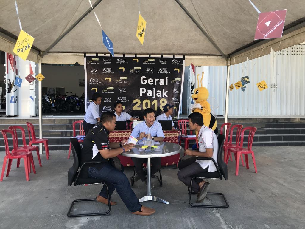 Petugas memberikan penjelasan terkait SPT Tahunan