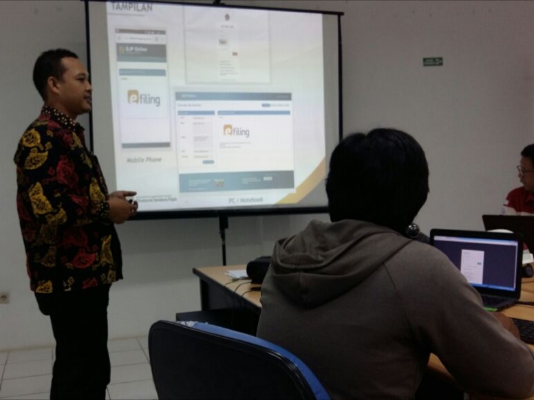 Tim KPP Pratama Bojonegoro menyampaikan materi dan simulasi pengisian efiling