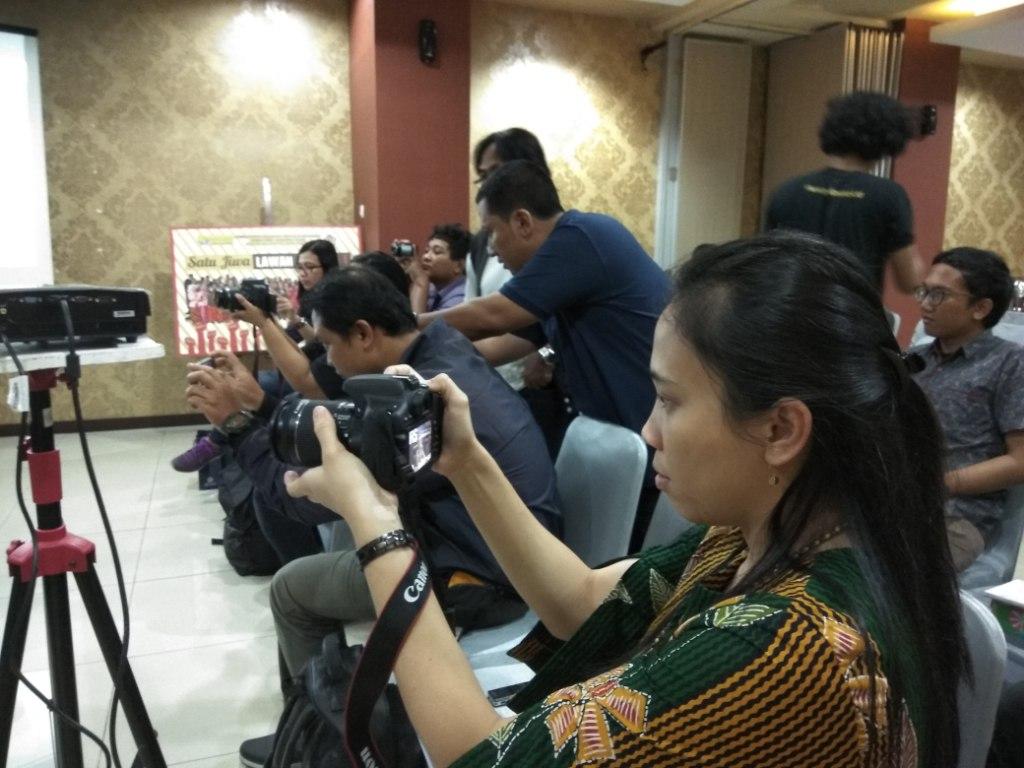 Rekan2 media mengabadikan moment penting konferensi pers oleh Kanwil DJP Jateng I