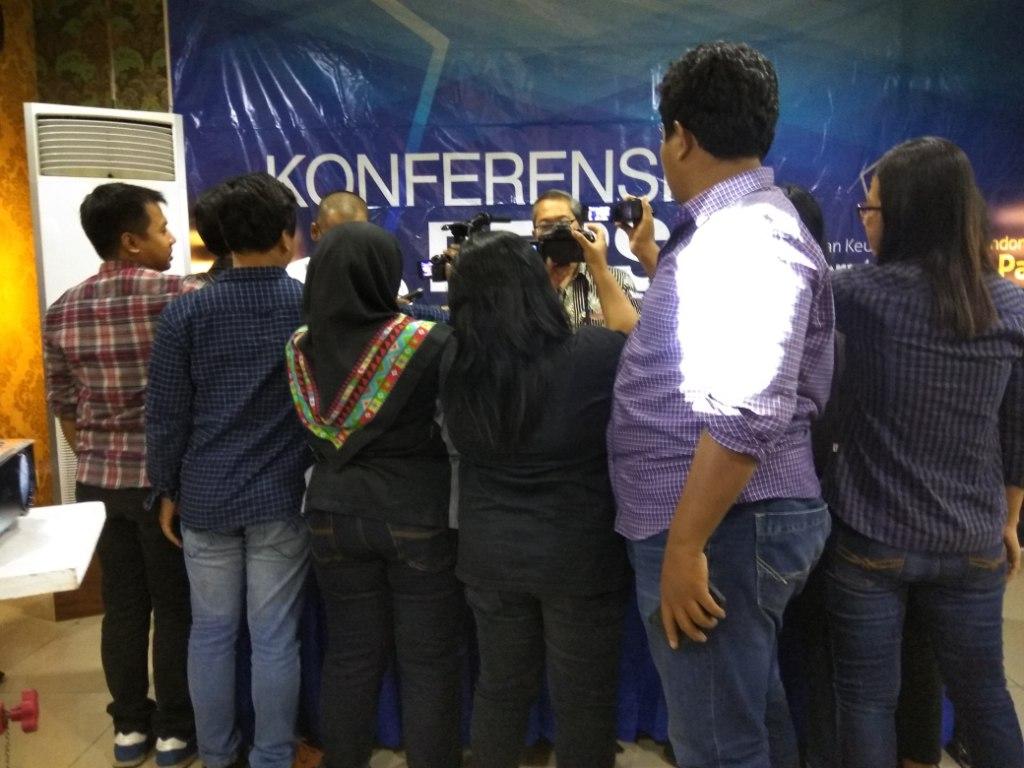 Wartawan mengajukan pertanyaan kepada Irawan sesaat sebelum meninggalkan konferensi pers