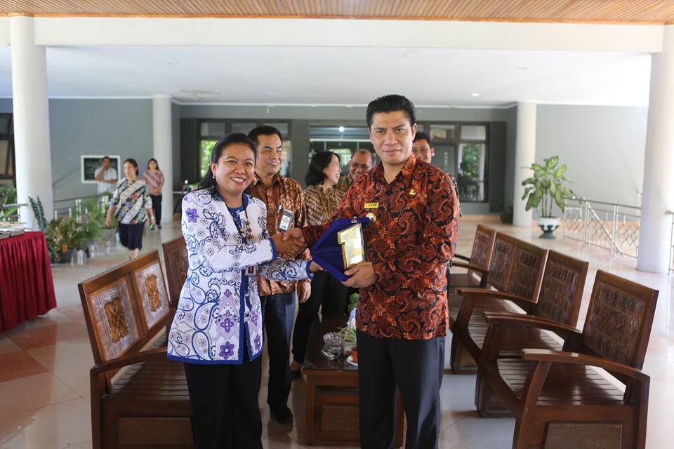 Kakanwil DJP Sulutenggomalut memberikan cenderamata kepada Bupati Halbar Danny Mis