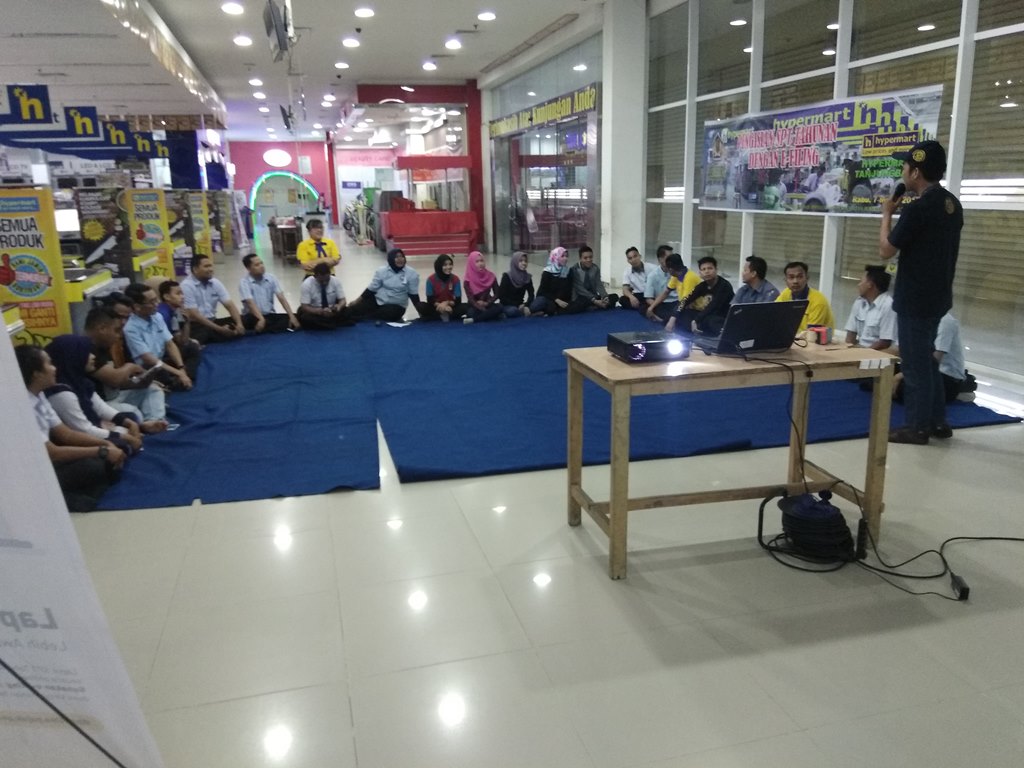 Acara pembukaan dengan sambutan oleh Kepala Cabang Hypermart Tanjung Balai Natalius Sukrisno kepada seluruh karyawan yang siap mengikuti sosialisasi penyampaian SPT Orang Pribadi melalui e-Filing