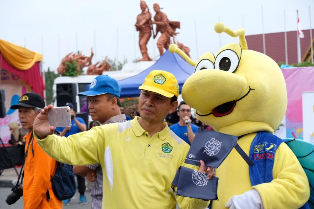 Selfie bersama maskot DJP