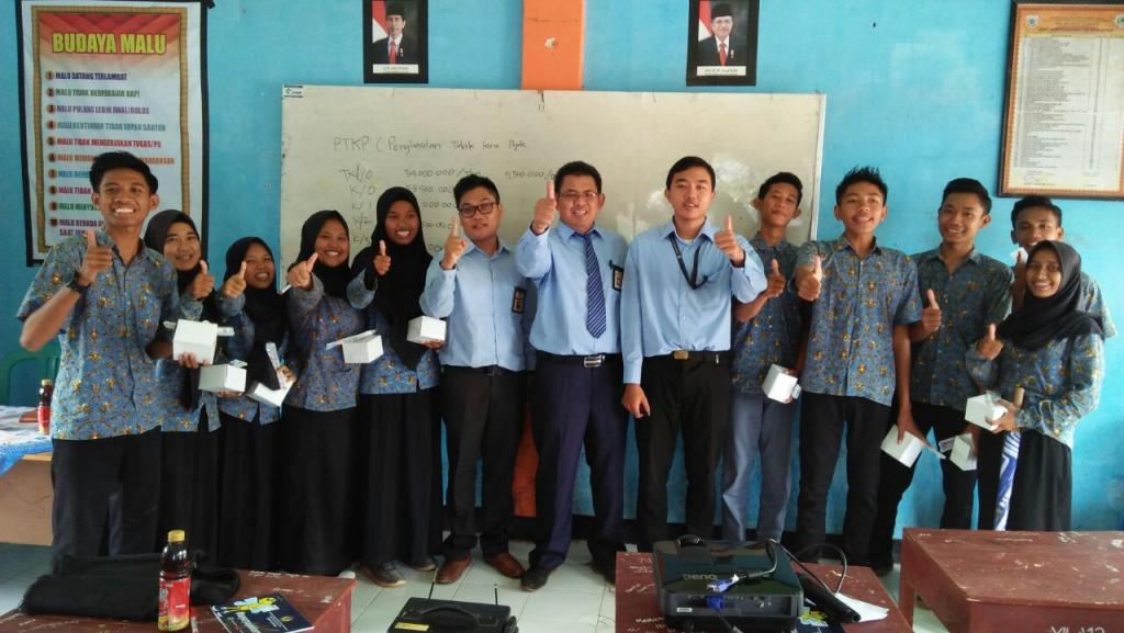 Foto bersama dengan siswa yang aktif merespon pemaparan dari petugas pajak KP2KP Taliwang