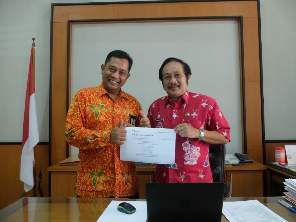 Plt. Bupati Banyumas Memamerkan Bukti Penerimaan Elektronik