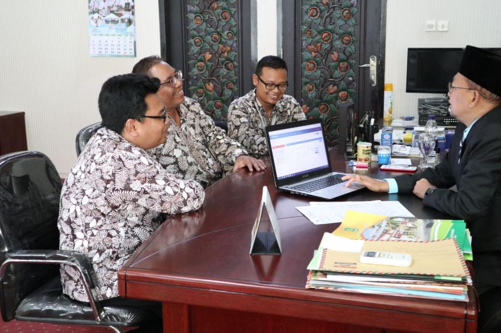 Bupati Sumenep sedang mencoba menggunakan aplikasi e-filing didampingi tim dari KP2KP Sumenep