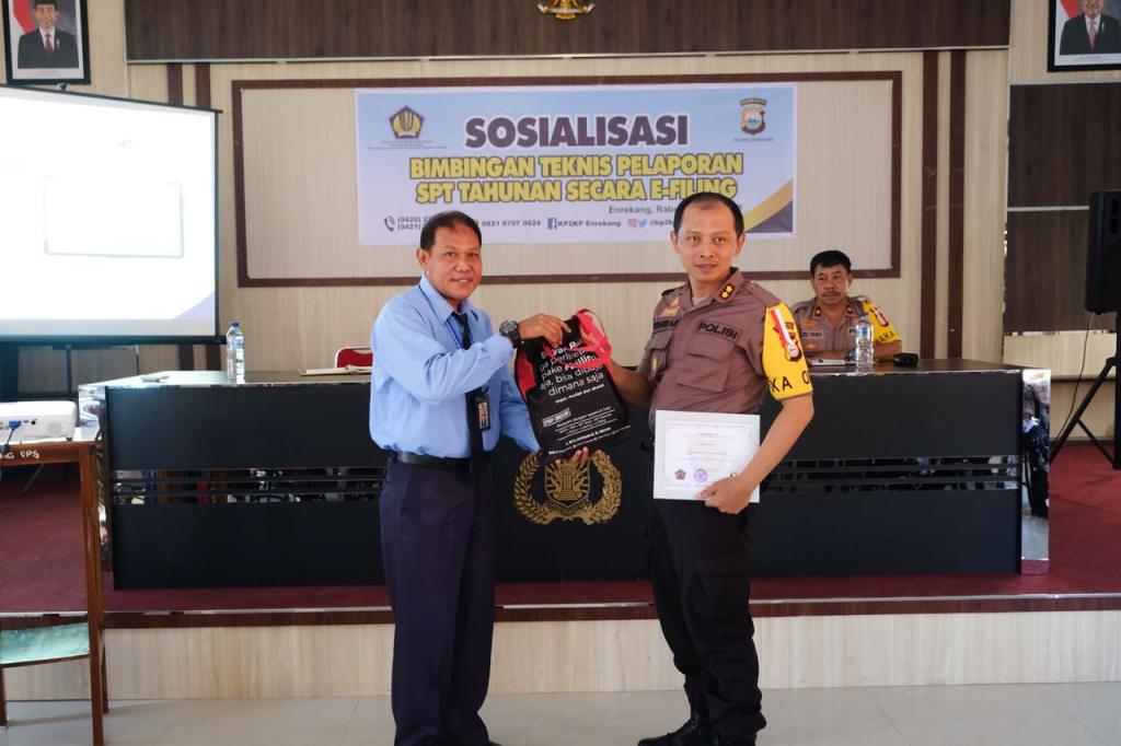 Pemberian cenderamata kepada Kapolres Enrekang