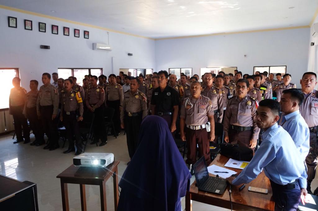 Anggota Polres Enrekang menyanyikan lagu Indonesia Raya