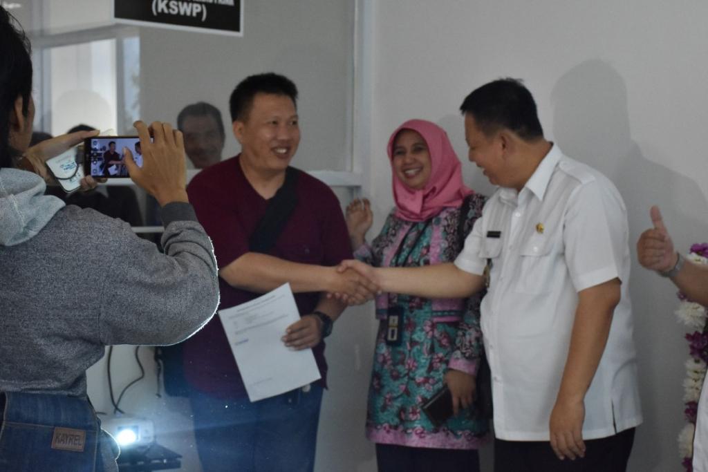 Pemohon layanan perizinan lega telah mengonfirmasi NPWP dan kepatuhan pelaporan SPT-nya di loket KSWP Dinas PM dan PTSP